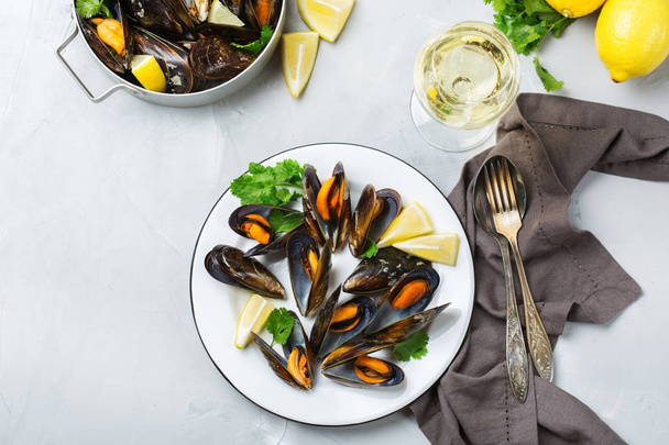 Мидии моллюсков с белым вином, морепродукты на столе
 - Фото, изображение