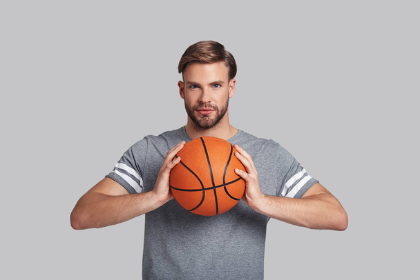 man holding a basketball ball - Foto, Imagem