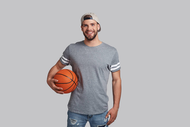 man holding a basketball ball - Fotó, kép