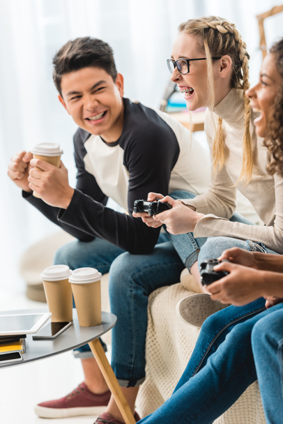 video oyun oynarken çok ırklı gençler gülüyor  - Fotoğraf, Görsel