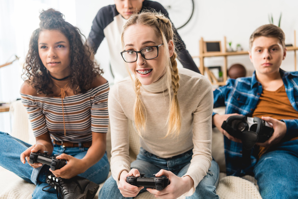 grupo de adolescentes multiétnicos jogar vídeo game em casa
 - Foto, Imagem