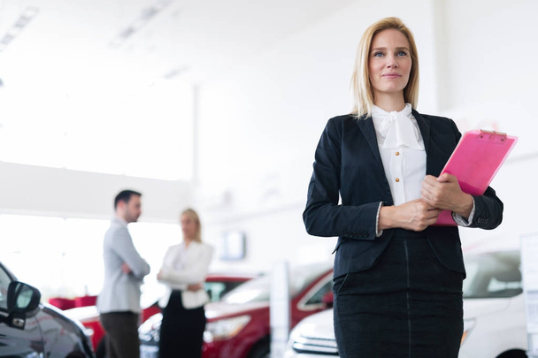 professional salesperson working in car dealership - Zdjęcie, obraz