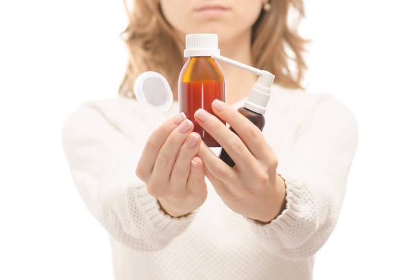 Woman in the hands of medicine syrup for throat spray - Foto, immagini