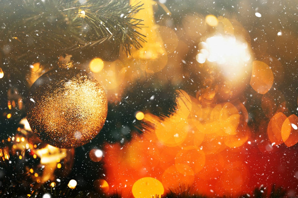 Пихтовая ветвь с мячами и праздничными огнями
 - Фото, изображение