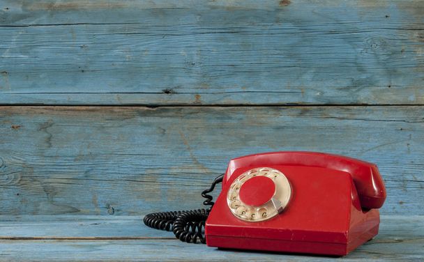 Teléfono vintage sobre mesa blanca
 - Foto, imagen