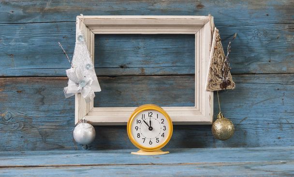 Bloques de madera de marco en blanco con reloj despertador vintage
  - Foto, Imagen