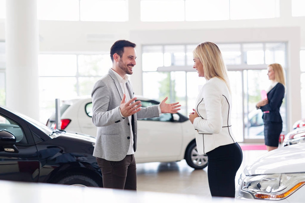 Professional salesperson selling cars  - Foto, Imagen