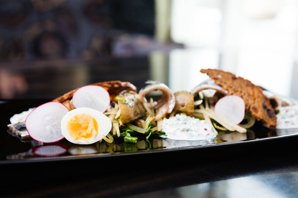 Спрат-салат с яйцами
 - Фото, изображение