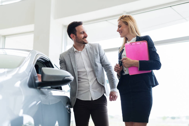 Professional salesperson selling cars  - Zdjęcie, obraz