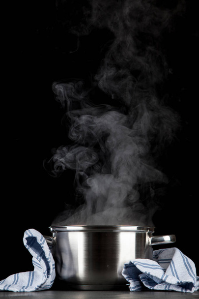 Siyah arka plan üzerinde dumanı tüten pot - Fotoğraf, Görsel