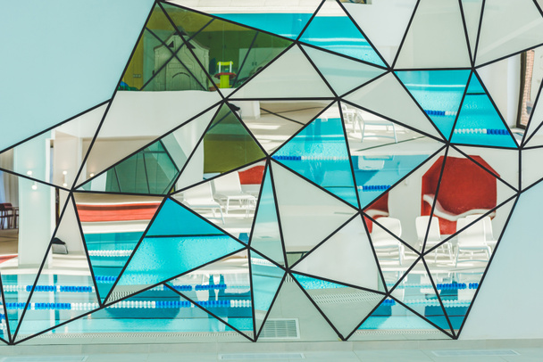 τοίχος των καθρεφτών στο σύγχρονο κέντρο σπα - Φωτογραφία, εικόνα