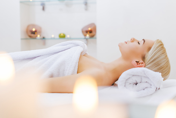attrayant jeune femme relaxant sur table de massage au salon de spa
 - Photo, image
