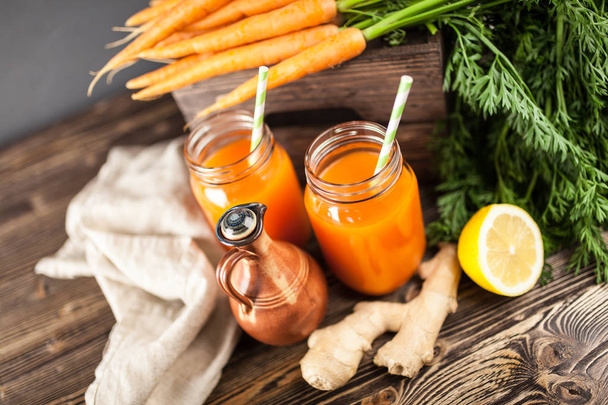 Succo di carota biologico fresco
 - Foto, immagini