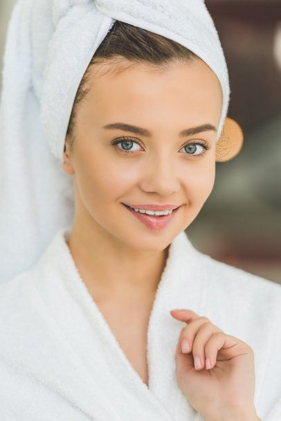 portrait en gros plan de belle jeune femme en peignoir et serviette sur la tête au salon de spa
 - Photo, image