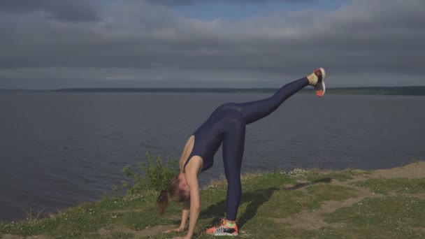 Tek ayak üstünde, eğitim, denge yoga duran kadın - Video, Çekim