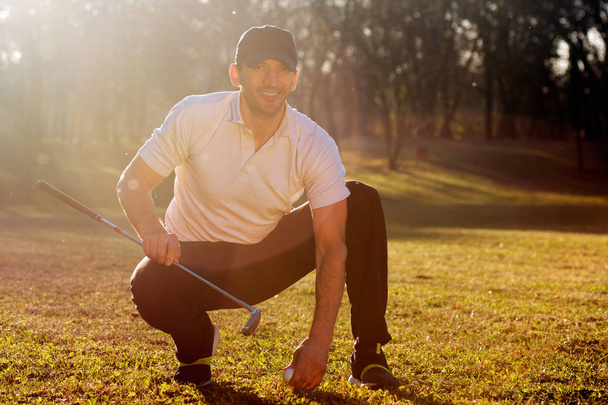 grając, uśmiechnięty golfista - Zdjęcie, obraz