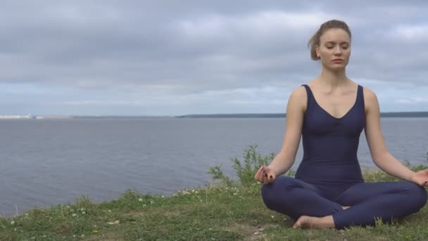 Jolie femme dans la pose de yoga classique, concentration d'énergie
 - Séquence, vidéo