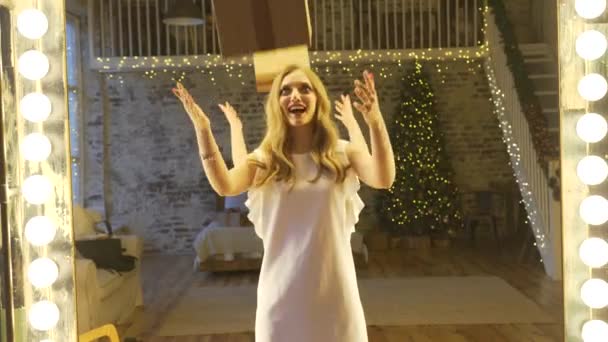 Onnellinen nainen, joka saa lahjan suuressa lahjapakkauksessa yllättynyt ja innoissaan, heittää laatikon ilmaan
 - Materiaali, video