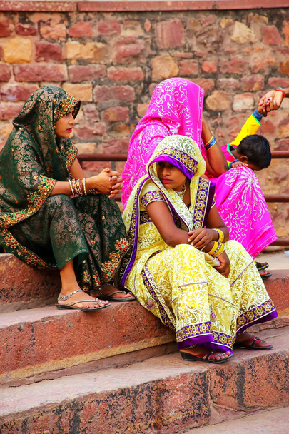 FATEHPUR SIKRI, INDIA-NOVEMBER 9: Unidentified women sit on the  - Foto, immagini