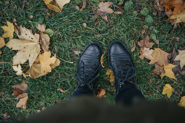 Vrouw stond op grond met Herfstbladeren - Foto, afbeelding