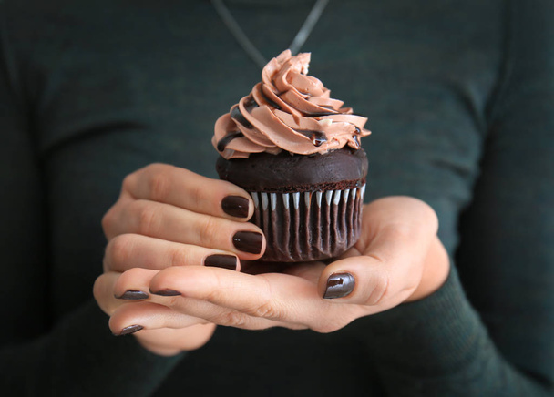 woman with tasty chocolate cupcake - Foto, afbeelding