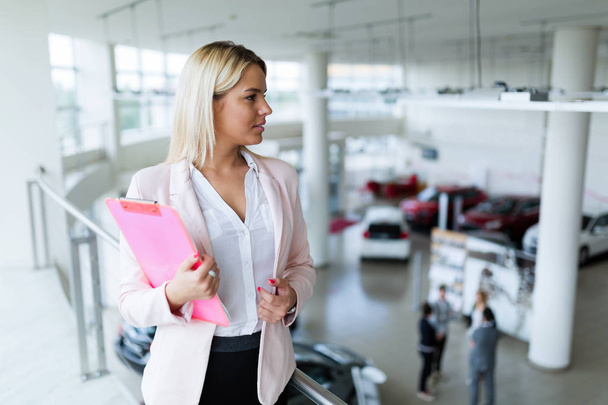 salesperson working in car dealership - Foto, Bild