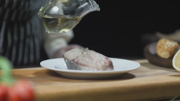 Kalaöljytty. Kalan valmistaminen ruoanlaittoon
 - Materiaali, video