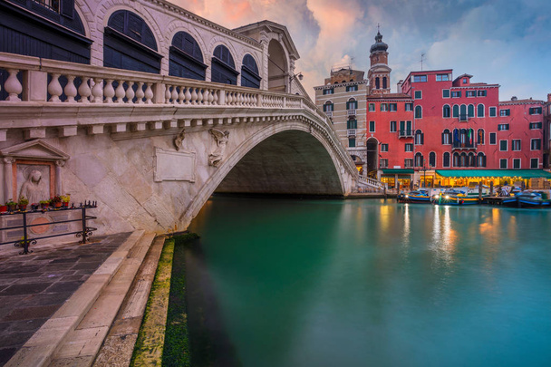 Венеция. Картинка Венеции со знаменитым мостом Риальто и Гранд-каналом
. - Фото, изображение