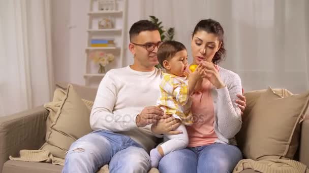 ευτυχισμένη οικογένεια με μωρό κορίτσι στο σπίτι - Πλάνα, βίντεο