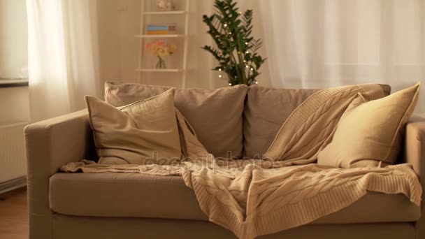 canapé avec coussins à la maison confortable salon - Séquence, vidéo