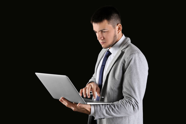 Man in formal suit with laptop  - Foto, Imagem
