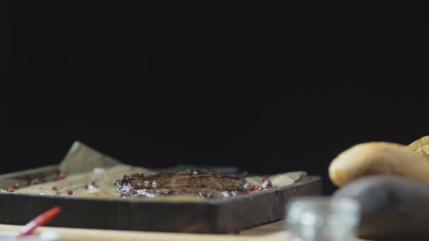 Šéfkuchař je dokončení slouží hovězí steak s pepřem - Záběry, video