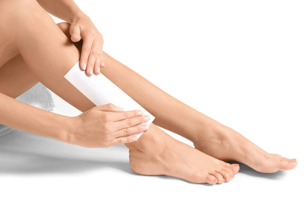 woman waxing her legs - Foto, afbeelding