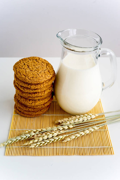 Oatmeal cookies with milk - Fotoğraf, Görsel