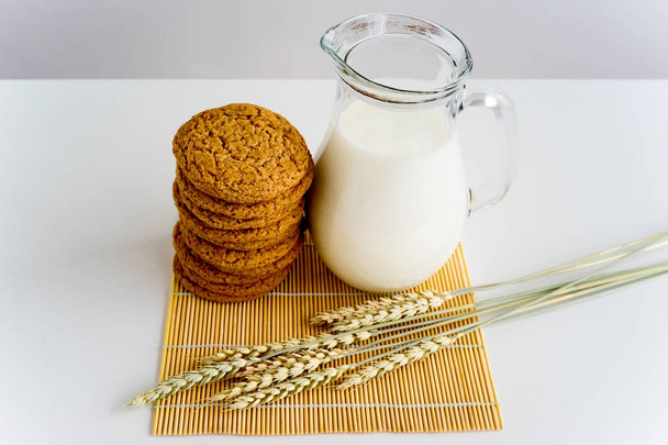 Oatmeal cookies with milk - Foto, Imagen