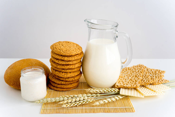 Oatmeal cookies with milk - Foto, afbeelding