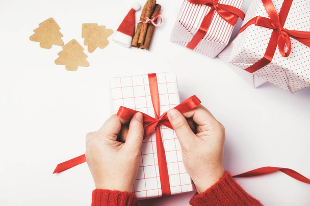 Preparar cajas de regalo de Navidad con efecto vintage color
. - Foto, imagen