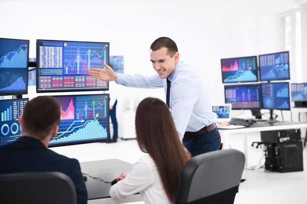 Stock traders working in office - Foto, Imagem
