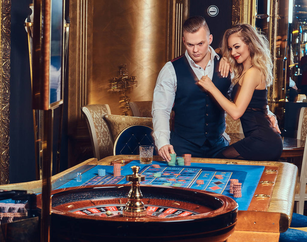 A man and woman play roulette. - Foto, imagen