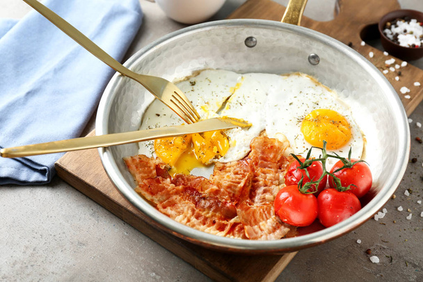 Frying pan with egg and tomatoes - Фото, изображение