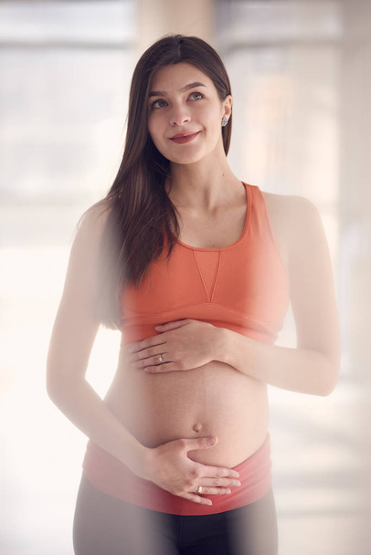 fitness Pregnant woman soft portarit - Foto, imagen