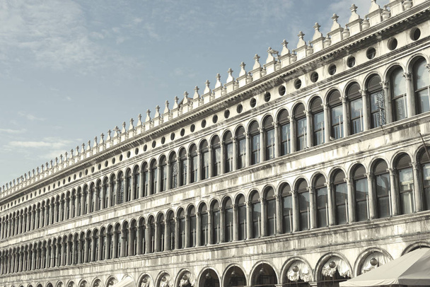 Венецианская архитектура и небо
  - Фото, изображение