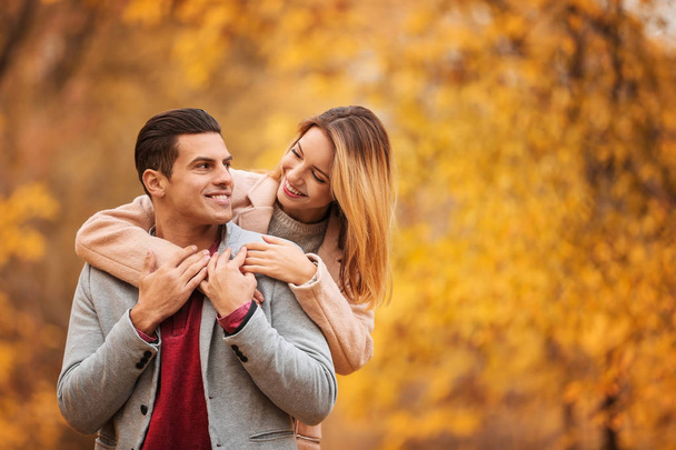 Young couple in park - Foto, imagen