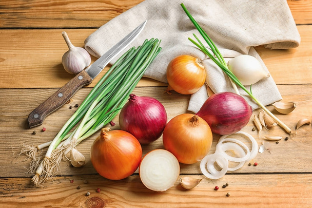 Different fresh onions  - Foto, afbeelding