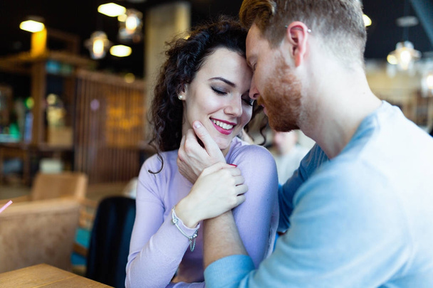  couple on date in coffee shop - Fotoğraf, Görsel