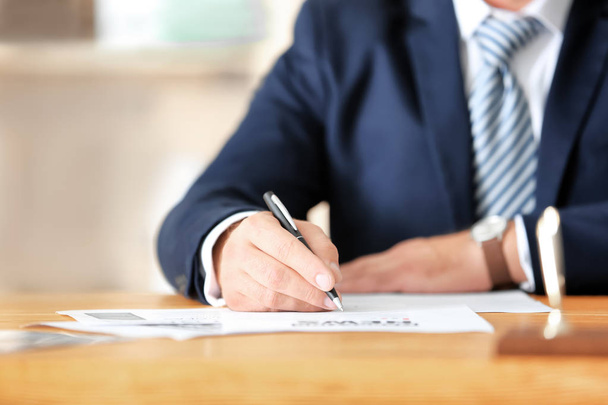 Businessman signing documents - Zdjęcie, obraz
