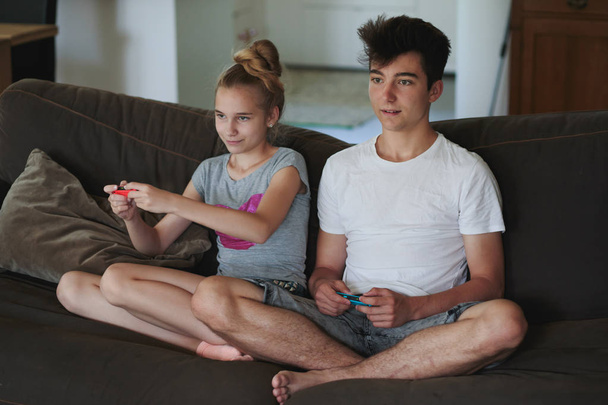男の子と女の子のビデオ ゲームをプレイ - 写真・画像