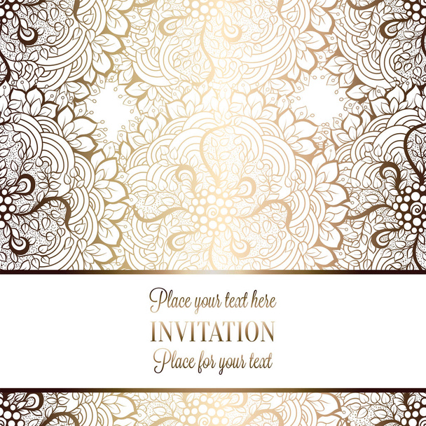 Intricato biglietto d'invito di nozze barocco di lusso, ricco arredamento in oro su sfondo beige con cornice e luogo per il testo, fogliame di pizzo con gradiente lucido
 - Vettoriali, immagini