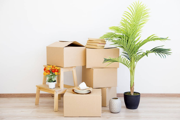 Cardboard boxes - moving to a new house - Foto, immagini