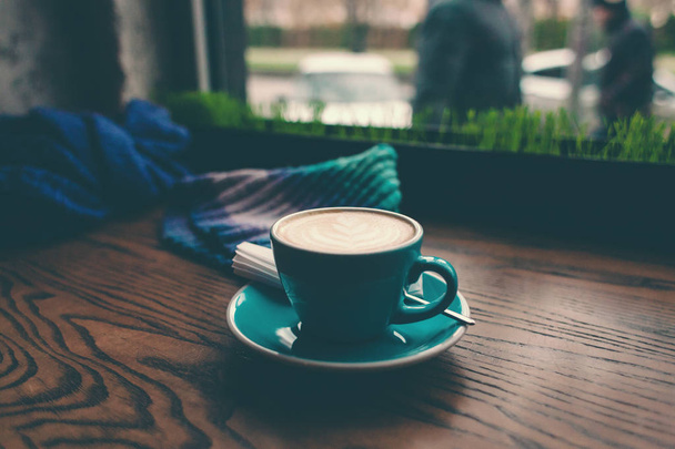 Kopje koffie op een houten tafel. - Foto, afbeelding
